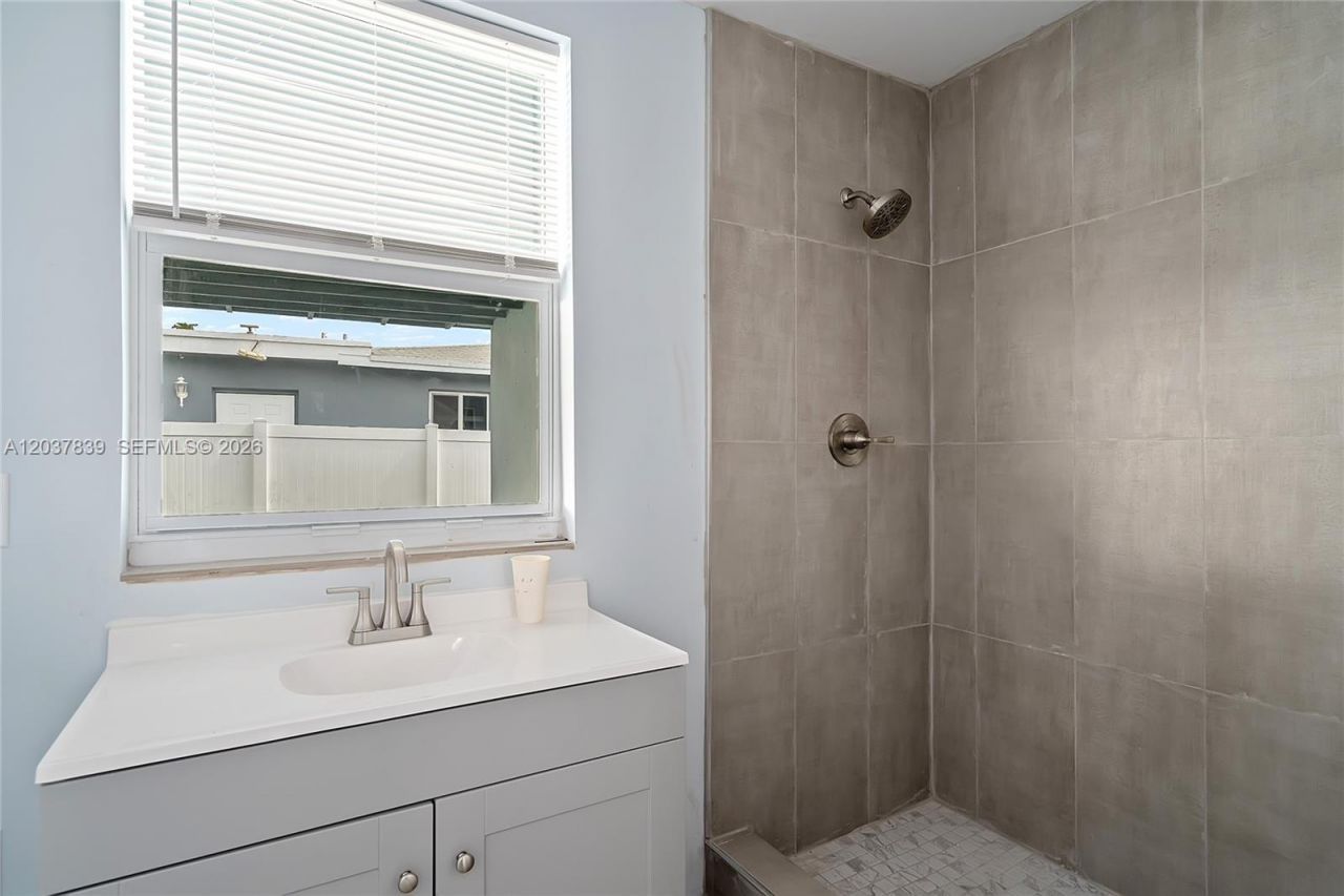 644 SW 7th Ct, Hallandale Beach, FL 33009 Photo