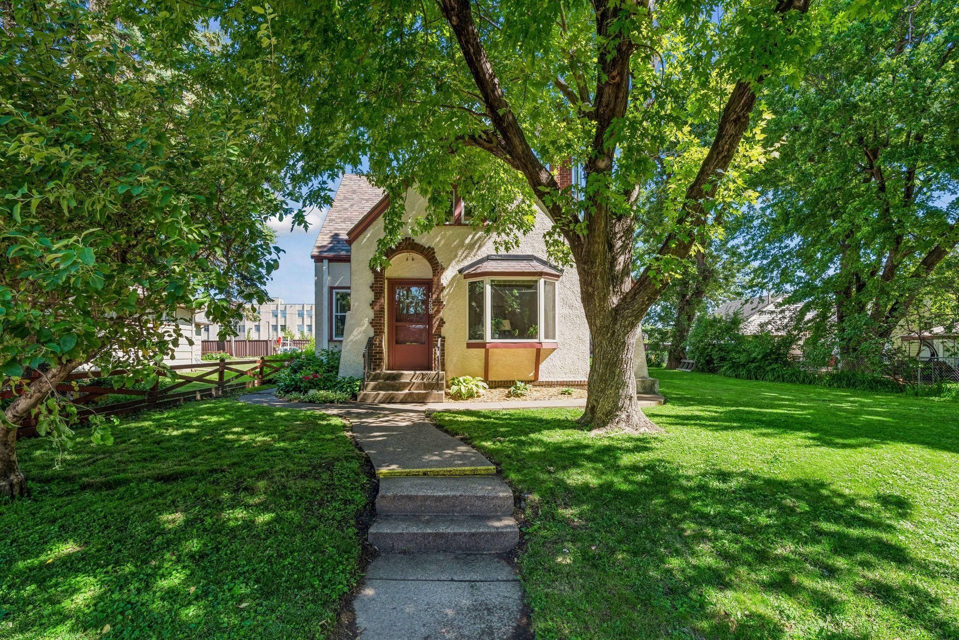 1589 Hollywood Court, Falcon Heights, MN 55108