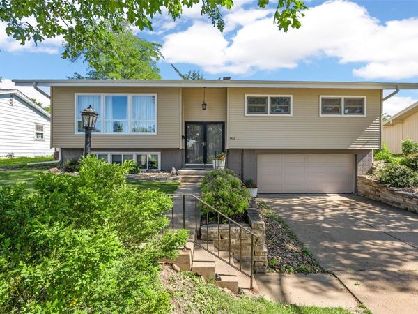 2422 Kiliminjaro Drive NE, Cedar Rapids, IA 52402
