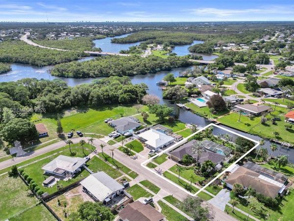 462 NE Cornwall, Port St. Lucie, FL 34983