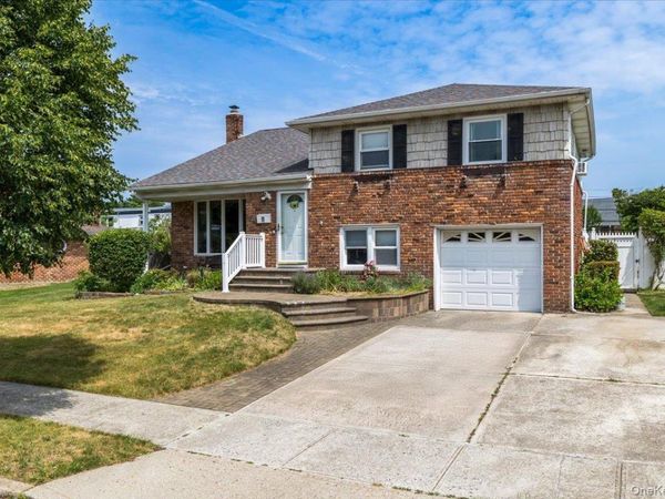 39 Grant Street , Farmingdale, NY 11735