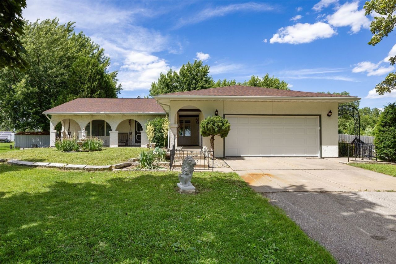 400 E Southview Road, Fairfax, IA 52228 Main Photo