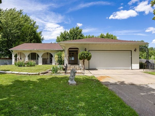 400 E Southview Road, Fairfax, IA 52228