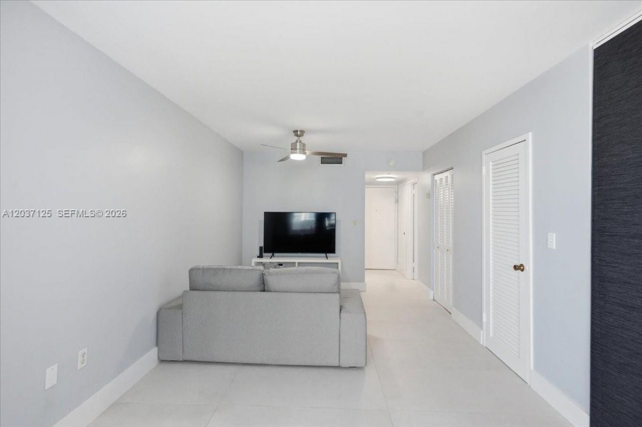 2899 Collins Ave , Unit 1022, Miami Beach, FL 33140 Photo