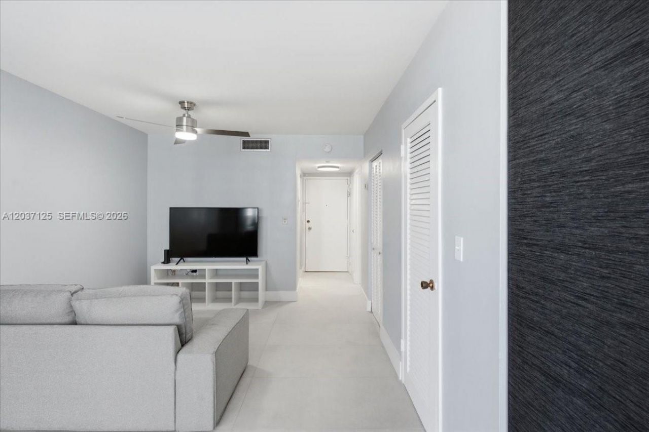 2899 Collins Ave , Unit 1022, Miami Beach, FL 33140 Photo