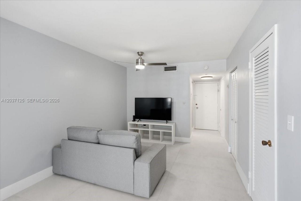 2899 Collins Ave , Unit 1022, Miami Beach, FL 33140 Photo