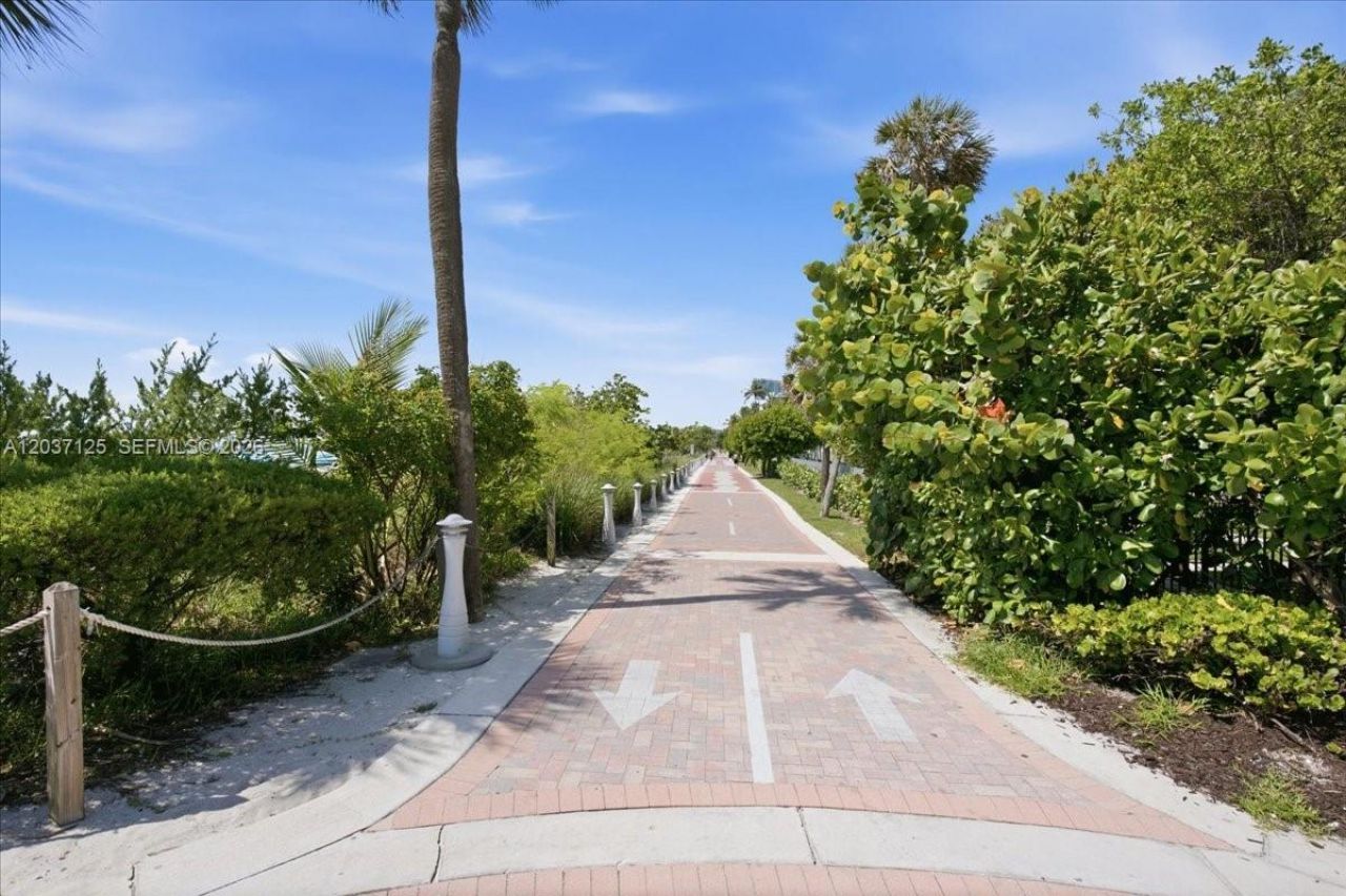 2899 Collins Ave , Unit 1022, Miami Beach, FL 33140 Photo