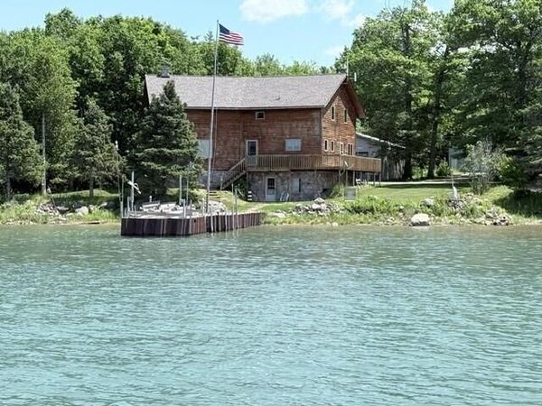14784 S S. Rue Des Roches, Barbeau, MI 49710