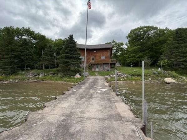 14784 S S. Rue Des Roches, Barbeau, MI 49710