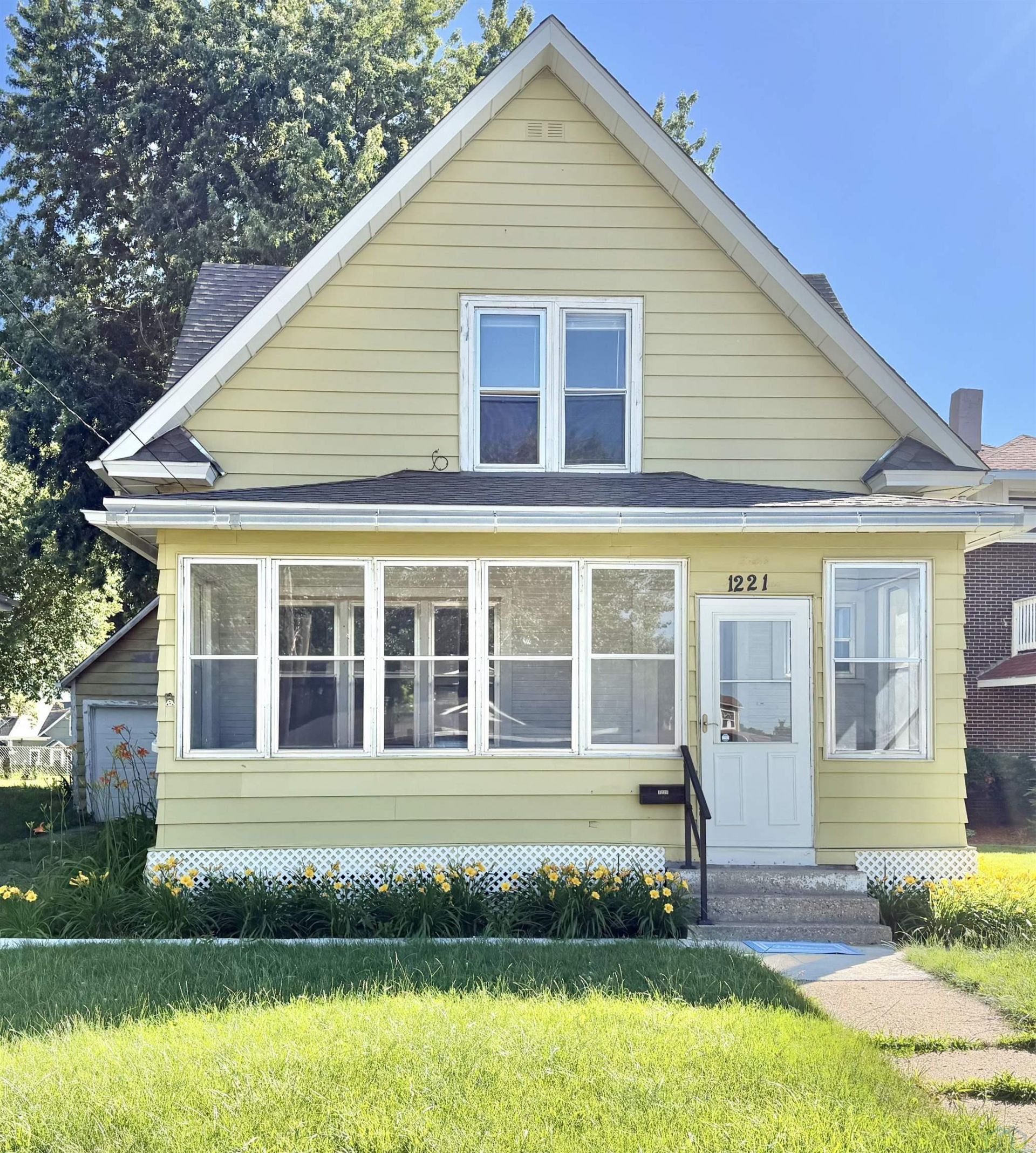 1221 Morningside Ave, Sioux City, IA 51106 Main Photo