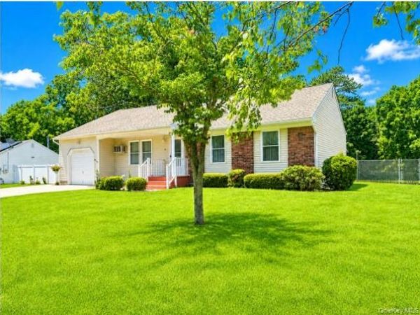 58 Glenmere Lane , Coram, NY 11727