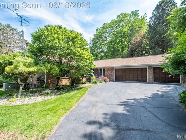 1101 S Lake Valley Drive , Fenton Twp, MI 48430