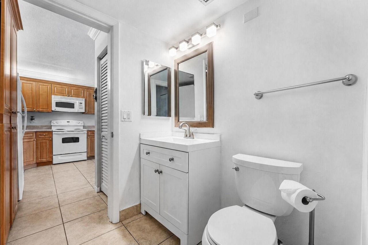 1108 Green Pine Boulevard, Unit E1, West Palm Beach, FL 33409 Photo