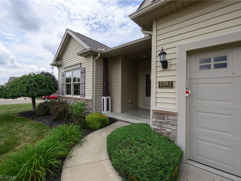 6981 Emerald Cove Avenue NW, Canal Fulton, OH 44614 Photo 2