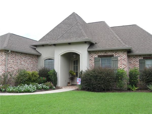 320 DE ZAIRE Drive, Madisonville, LA 70447