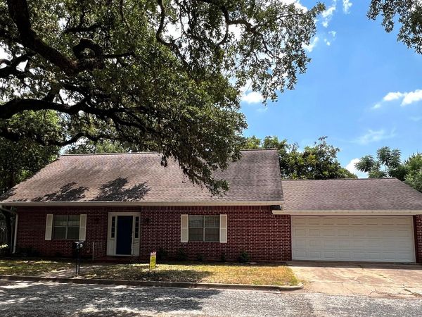 235 W Lower Line ST , La Grange, TX 78945
