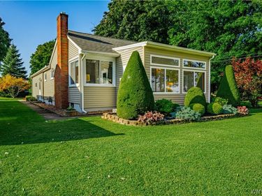4813 E Lake Road, Burt, NY 14028