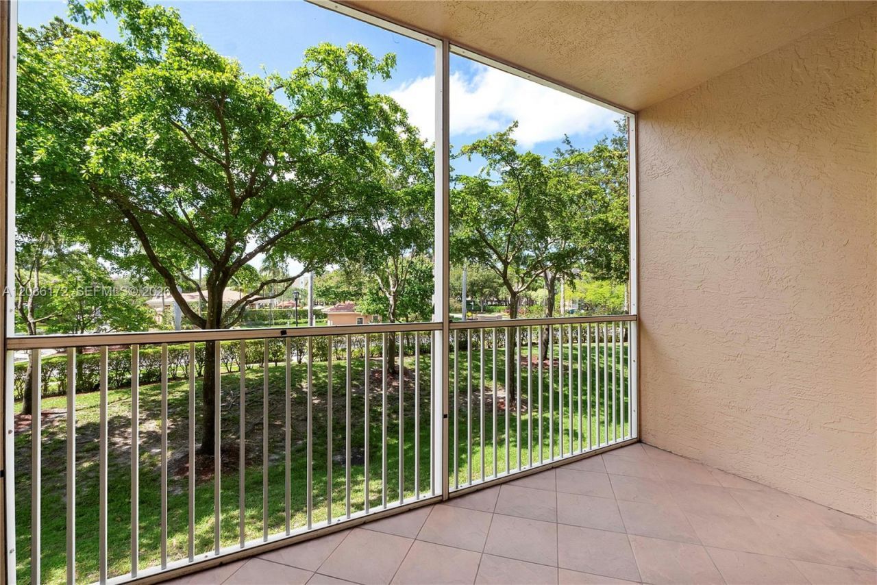 7715 Yardley Dr, Unit 212, Tamarac, FL 33321 Photo