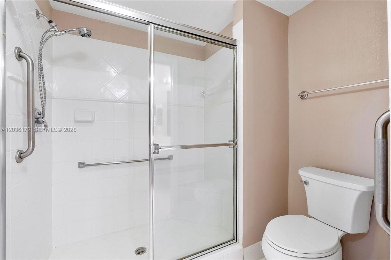 7715 Yardley Dr, Unit 212, Tamarac, FL 33321 Photo