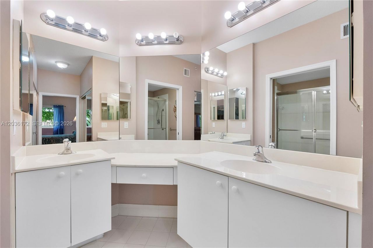 7715 Yardley Dr, Unit 212, Tamarac, FL 33321 Photo