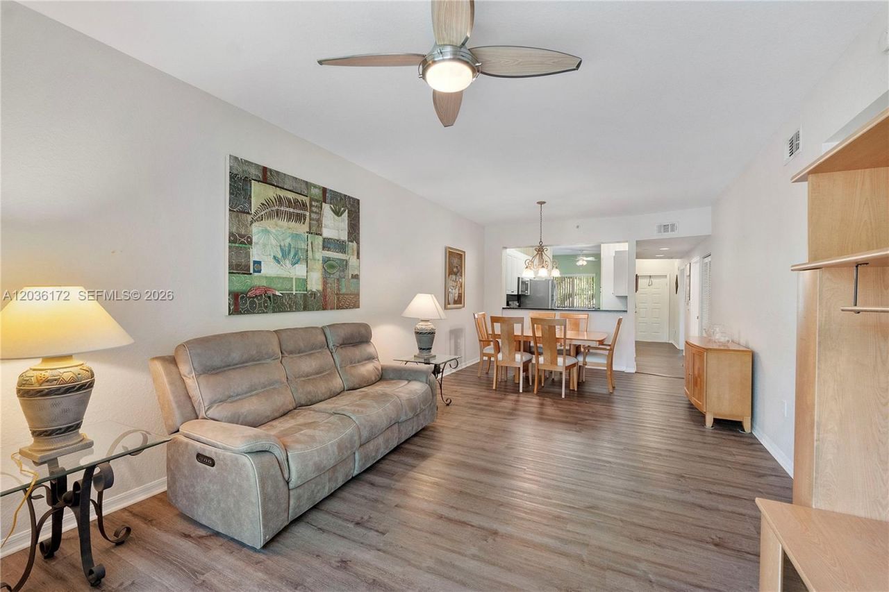 7715 Yardley Dr, Unit 212, Tamarac, FL 33321 Photo