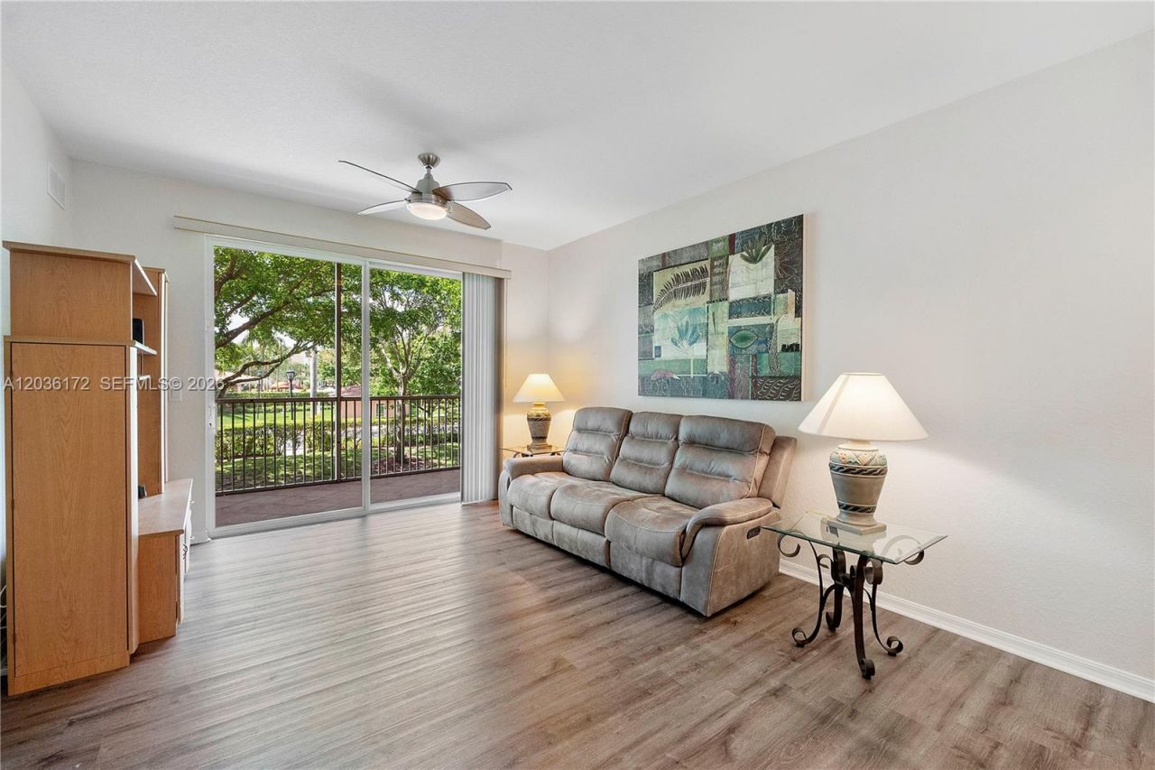 7715 Yardley Dr, Unit 212, Tamarac, FL 33321 Photo