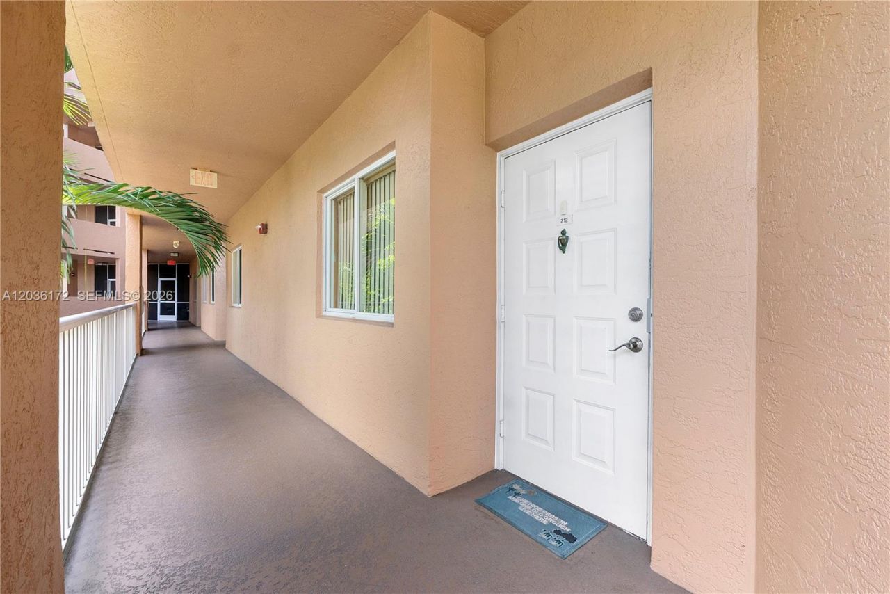 7715 Yardley Dr, Unit 212, Tamarac, FL 33321 Photo