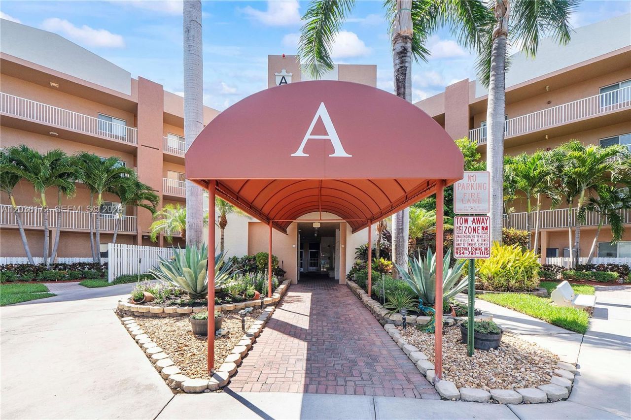 7715 Yardley Dr, Unit 212, Tamarac, FL 33321 Photo