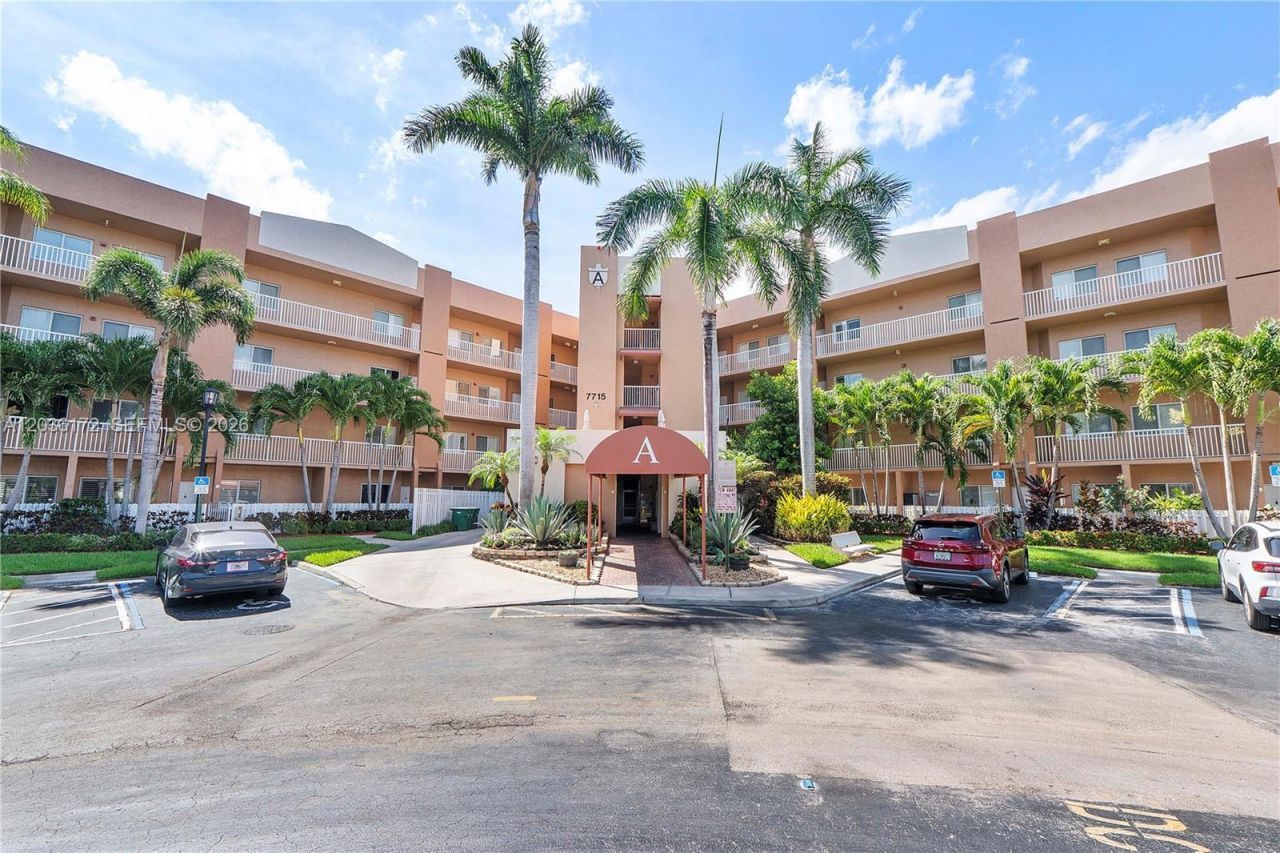 7715 Yardley Dr, Unit 212, Tamarac, FL 33321 Photo