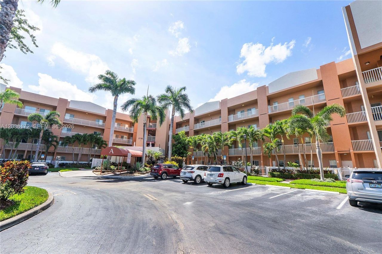 7715 Yardley Dr, Unit 212, Tamarac, FL 33321 Photo