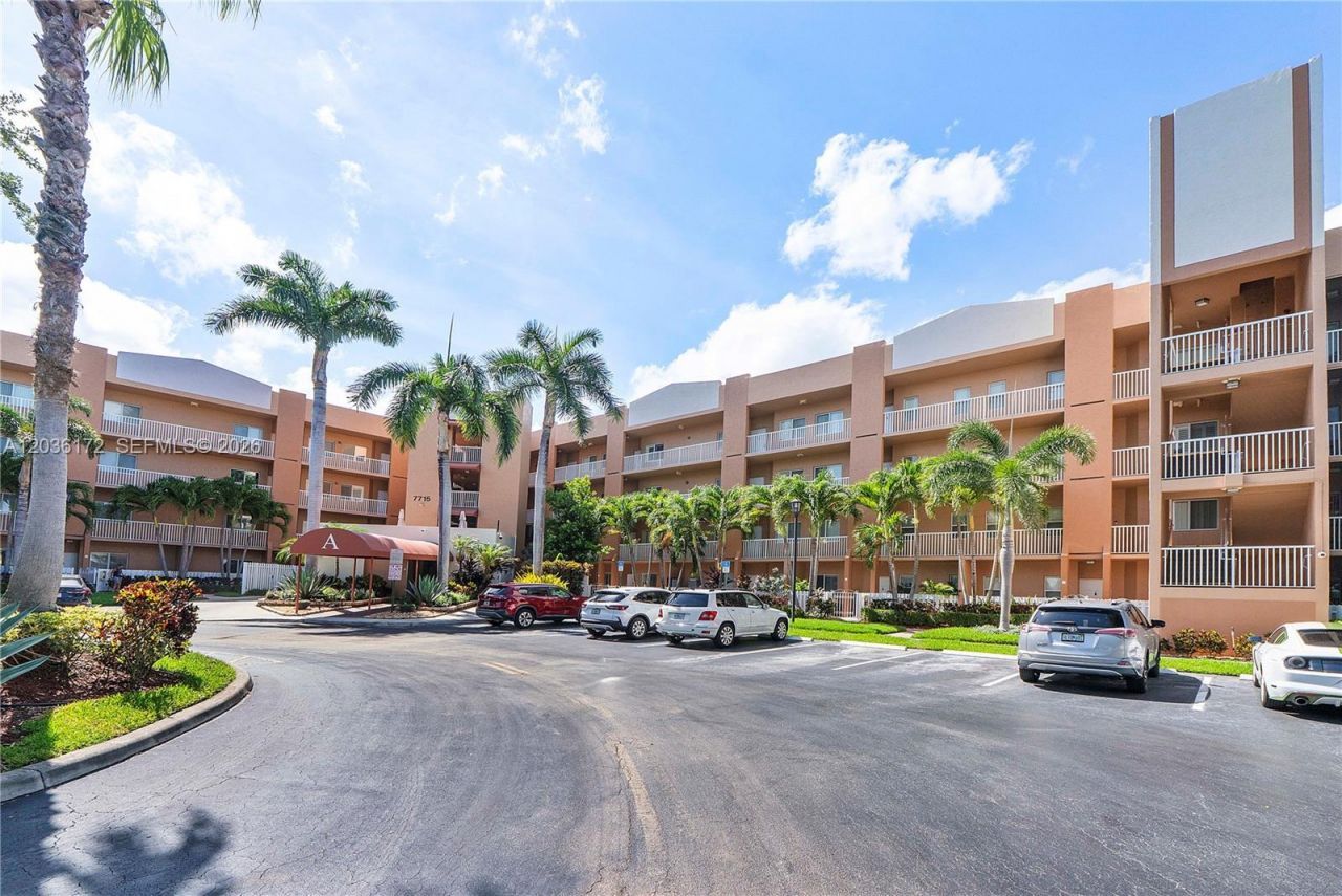 7715 Yardley Dr, Unit 212, Tamarac, FL 33321 Photo