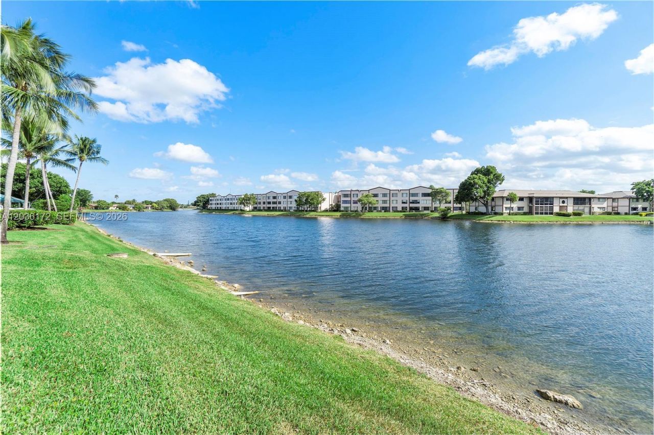 7715 Yardley Dr, Unit 212, Tamarac, FL 33321 Photo