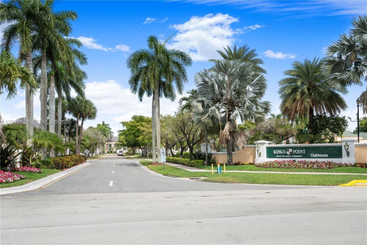7715 Yardley Dr, Unit 212, Tamarac, FL 33321 Photo