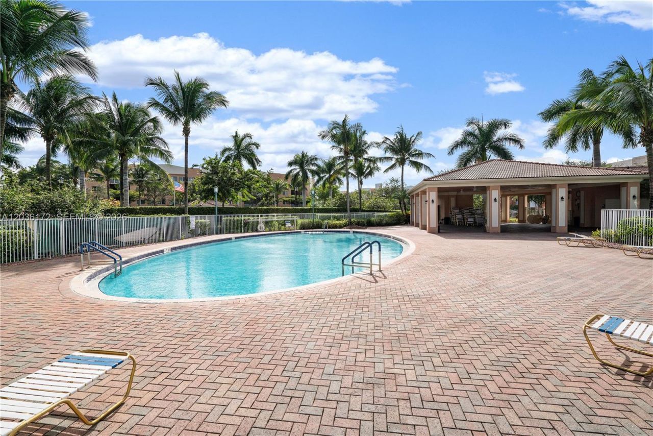 7715 Yardley Dr, Unit 212, Tamarac, FL 33321 Photo