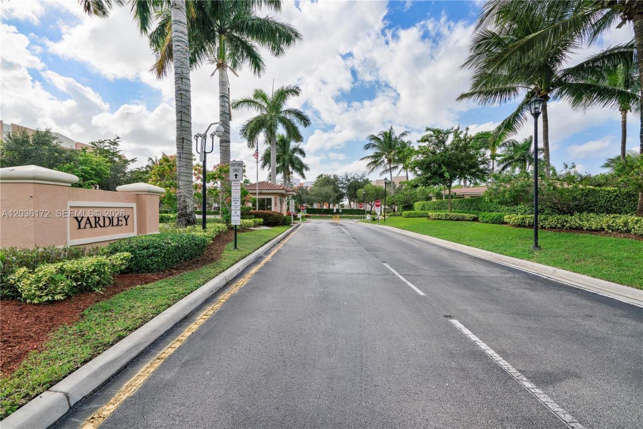 7715 Yardley Dr, Unit 212, Tamarac, FL 33321 Photo