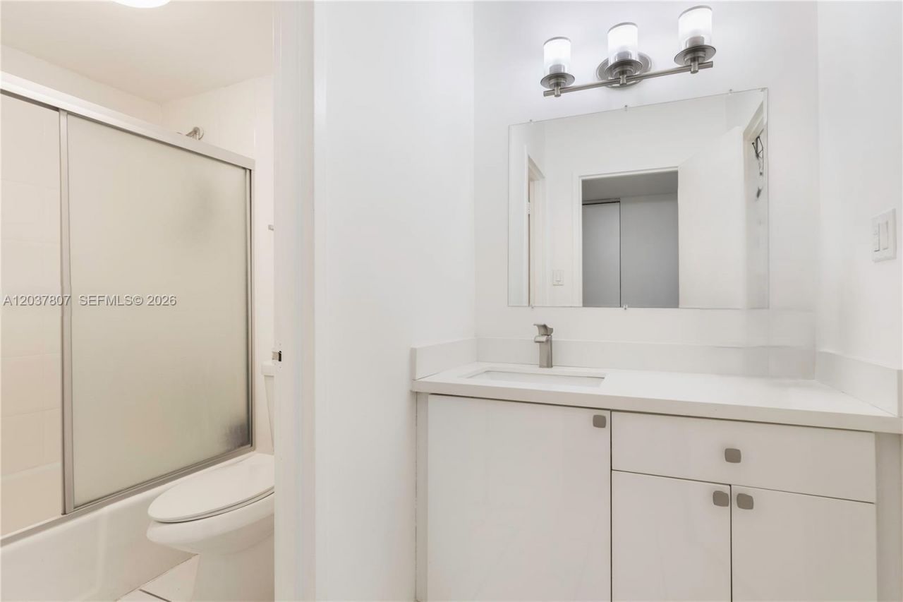 100 Lincoln Rd, Unit 307, Miami Beach, FL 33139 Photo