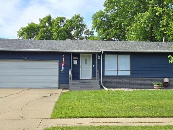 1222 NE 11th Avenue, Aberdeen, SD 57401