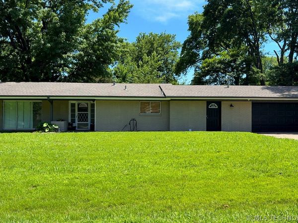 1014 SE 3rd Street , Wagoner, OK 74467