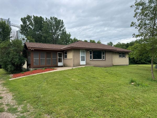 435 W Ottawa Street , Le Center, MN 56057