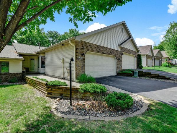 562 Deer Ridge Lane S, Maplewood, MN 55119