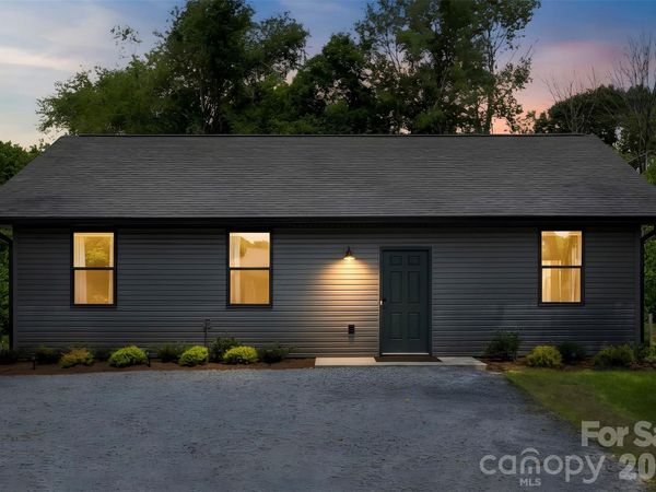 1003 College Boulevard, Dallas, NC 28034