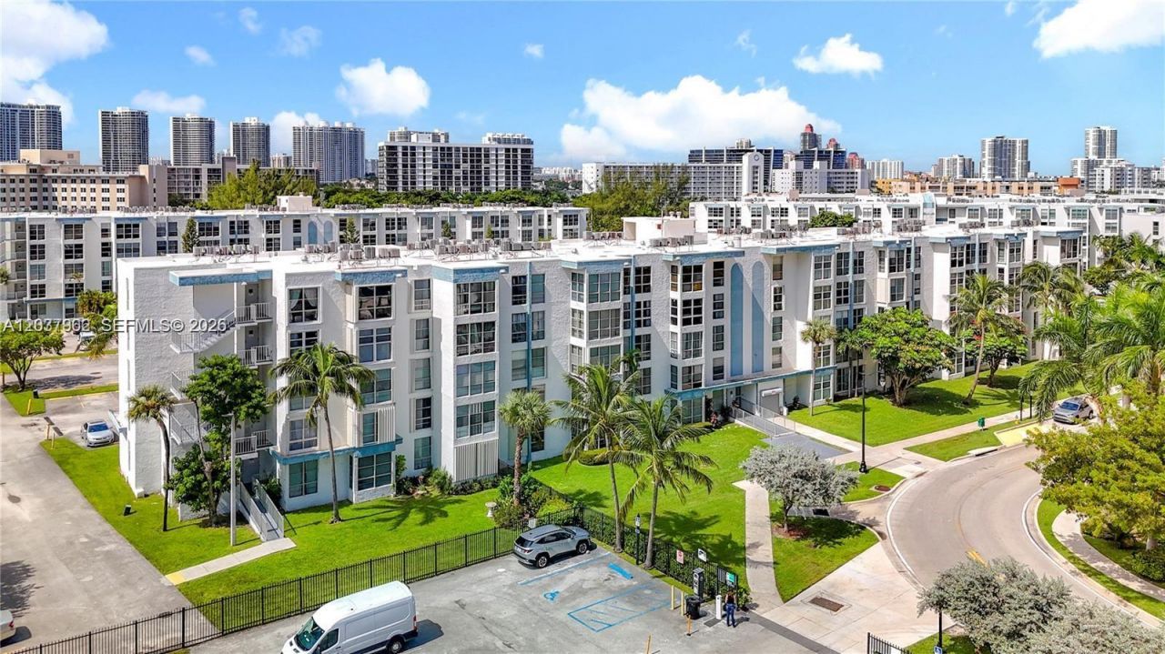 17560 Atlantic Blvd , Unit 501, Sunny Isles Beach, FL 33160 Photo