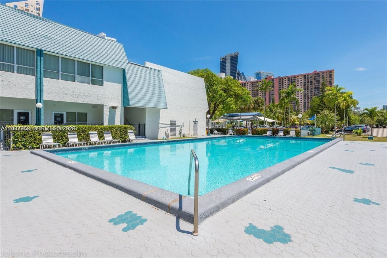 17560 Atlantic Blvd , Unit 501, Sunny Isles Beach, FL 33160 Photo