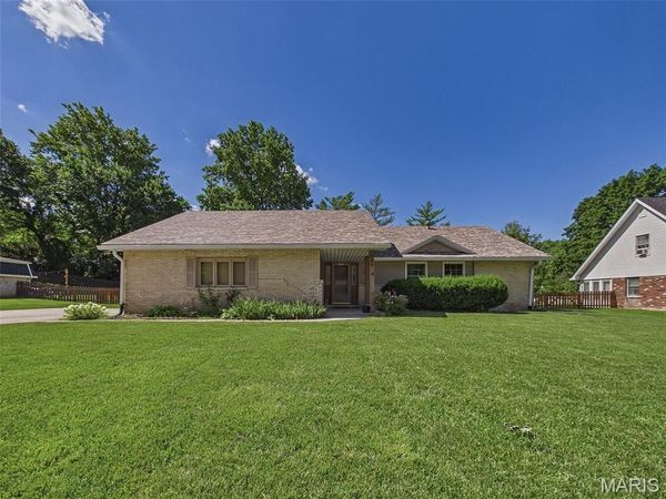 240 Sherwood Drive, Glen Carbon, IL 62034