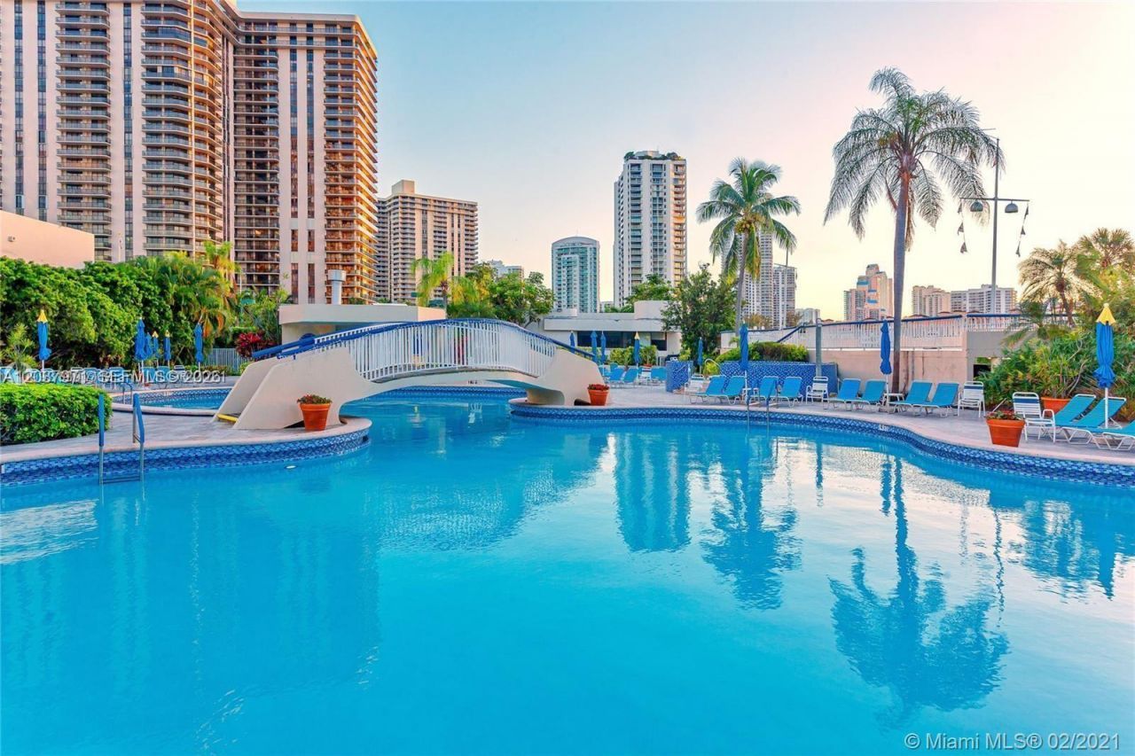 19707 Turnberry Way , Unit 23F, Aventura, FL 33180 Photo