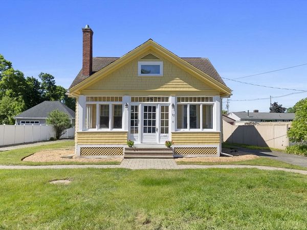 17 Munroe Street, Lynnfield, MA 01940