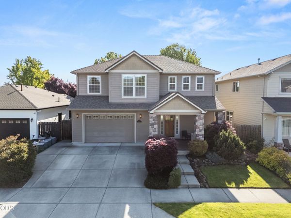711 Isherwood Drive, Central Point, OR 97502