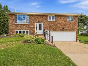 5256 Sun Valley Drive, Dubuque, IA 52002