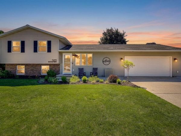 5033 Brookfield CIRCLE, Manitowoc, WI 54220