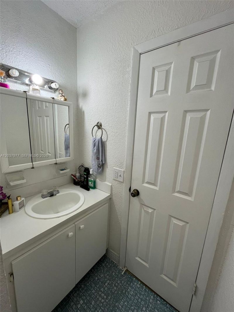 525 W 69th St , Unit 207, Hialeah, FL 33014 Photo